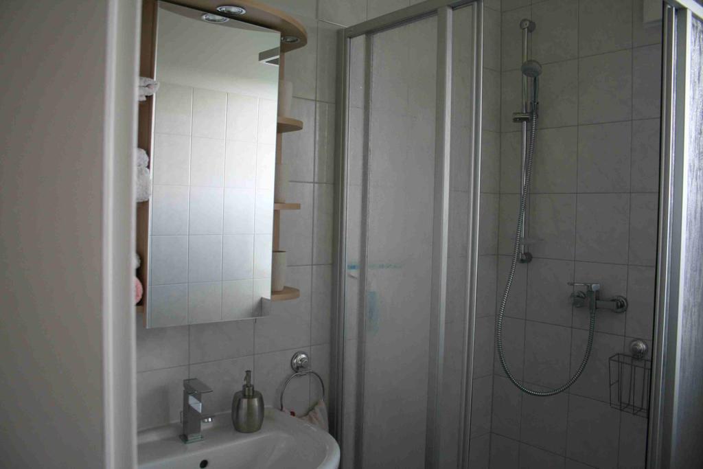 Uebernachtung Bei Michael - Ferienwohnung Rostock Eksteriør billede
